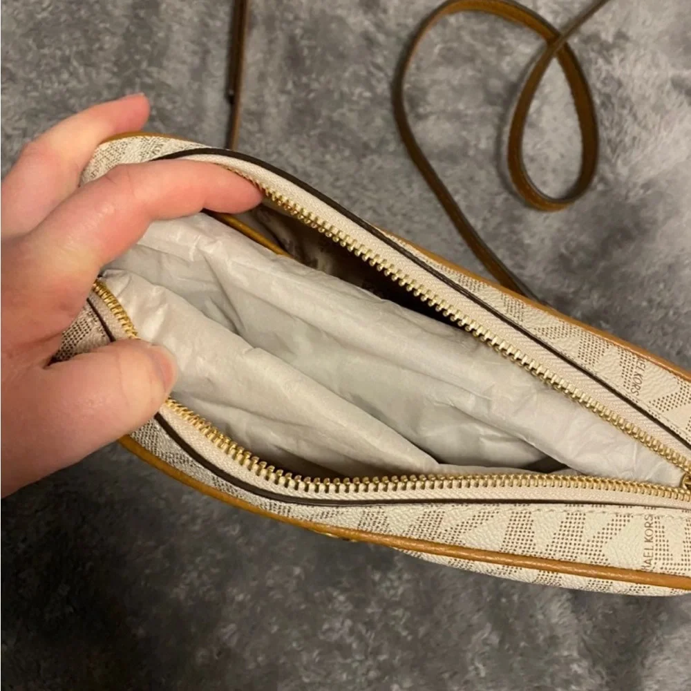 NWT Michael kors crossbody purse - Picture 3 of 12